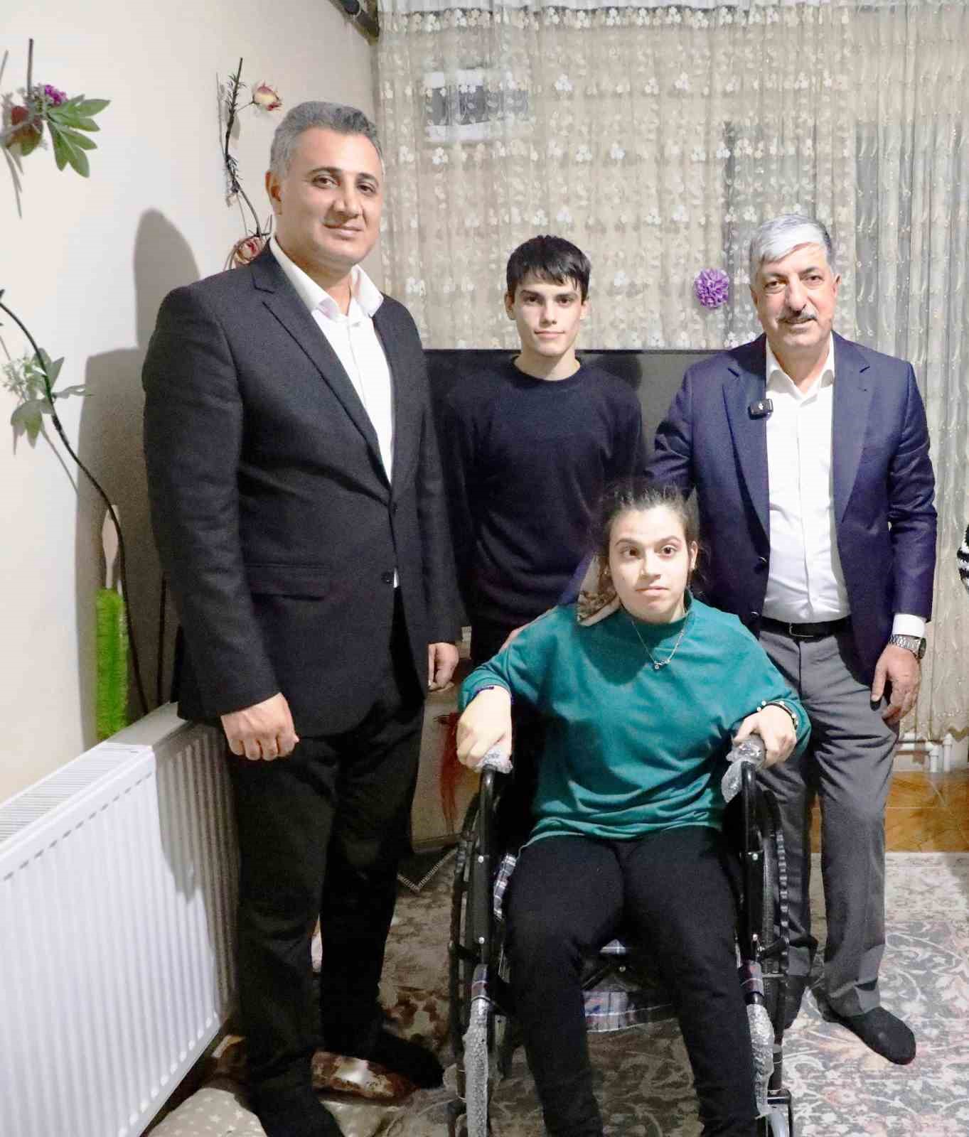 &Ouml;zel birey Nazar&rsquo;ın tekerlekli sandalye sevinci
