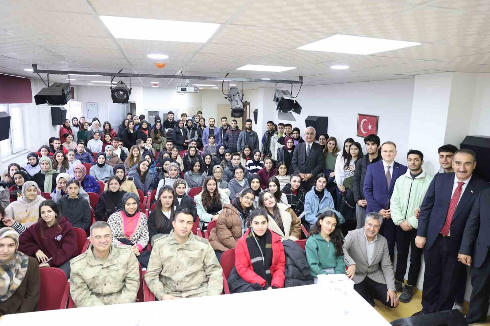 Vali &Ccedil;akır: &ldquo;Gen&ccedil;lerimizi &ouml;nemsiyoruz&rdquo;
