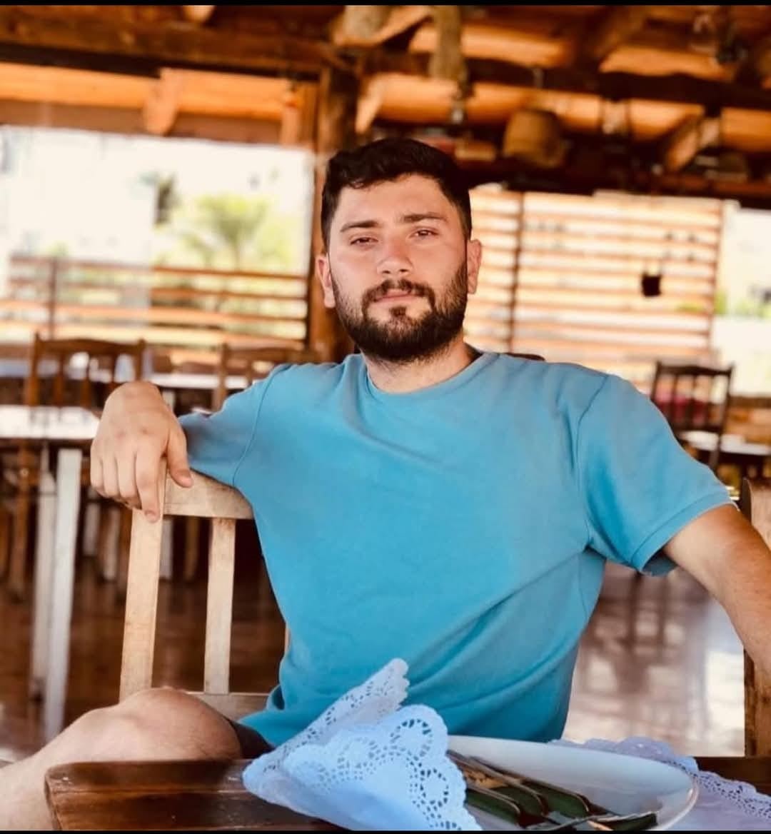 Kamyonetle &ccedil;arpışan motosiklet s&uuml;r&uuml;c&uuml;s&uuml; &ouml;ld&uuml;
