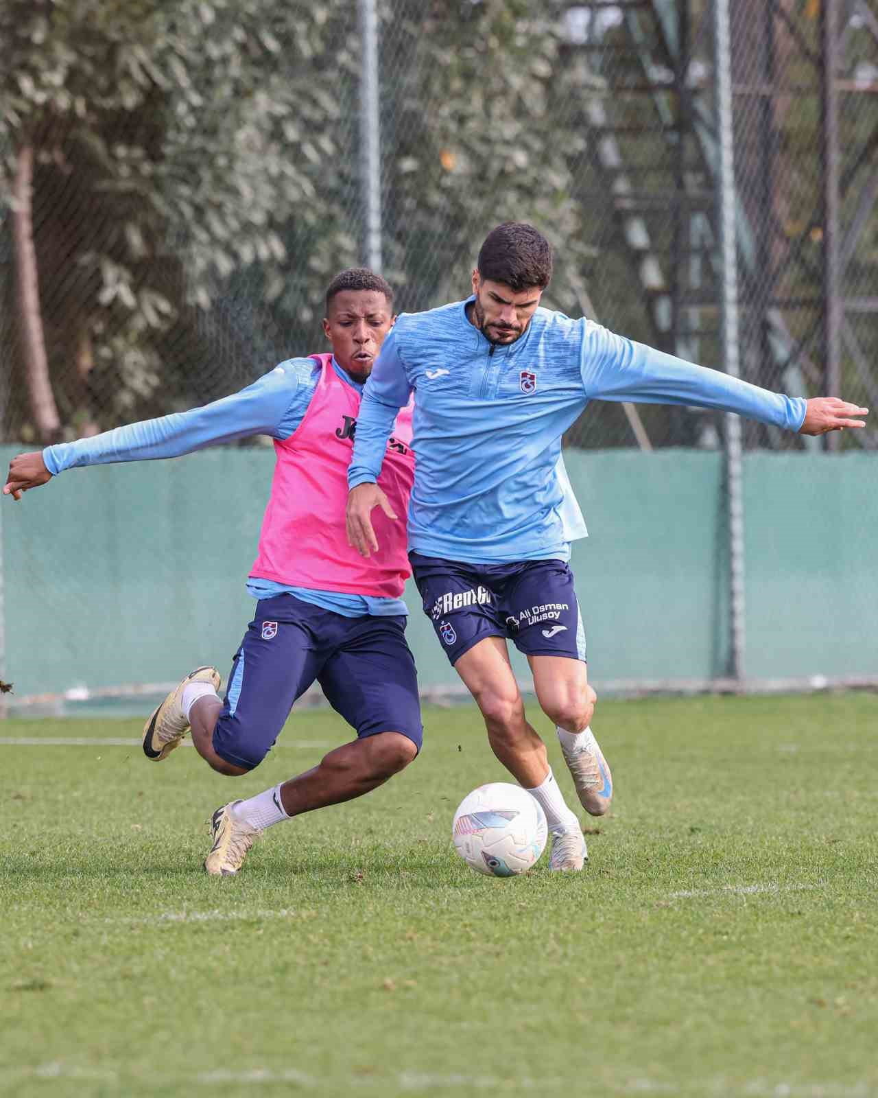 Trabzonspor, Galatasaray ma&ccedil;ı hazırlıklarını s&uuml;rd&uuml;rd&uuml;
