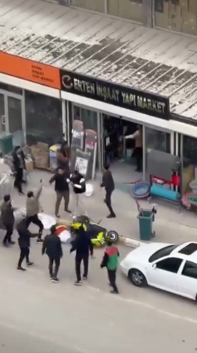 Şanlıurfa’da kazma kürek ve silahla iş yerine saldırı kamerada: 2 yaralı