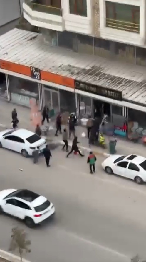 Şanlıurfa’da kazma kürek ve silahla iş yerine saldırı kamerada: 2 yaralı