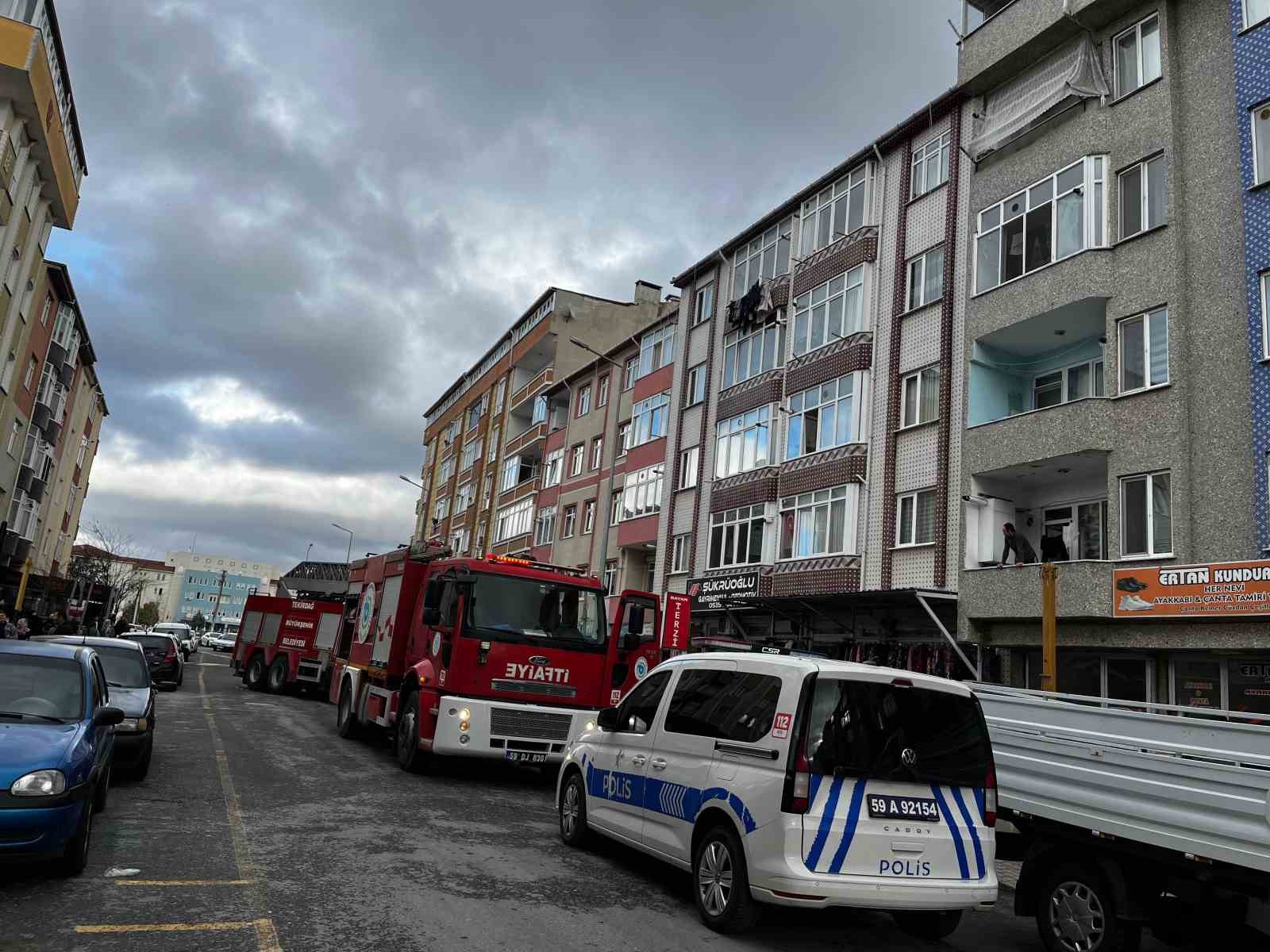 Apartman dairesinde yangın: Anne ve &ccedil;ocuğu dumandan etkilendi
