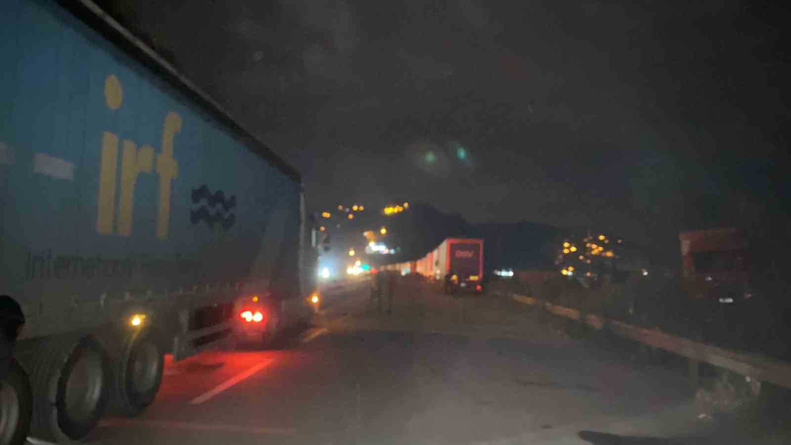 Artvin&rsquo;de otomobil tıra &ccedil;arptı: 1 &ouml;l&uuml;, 1 yaralı
