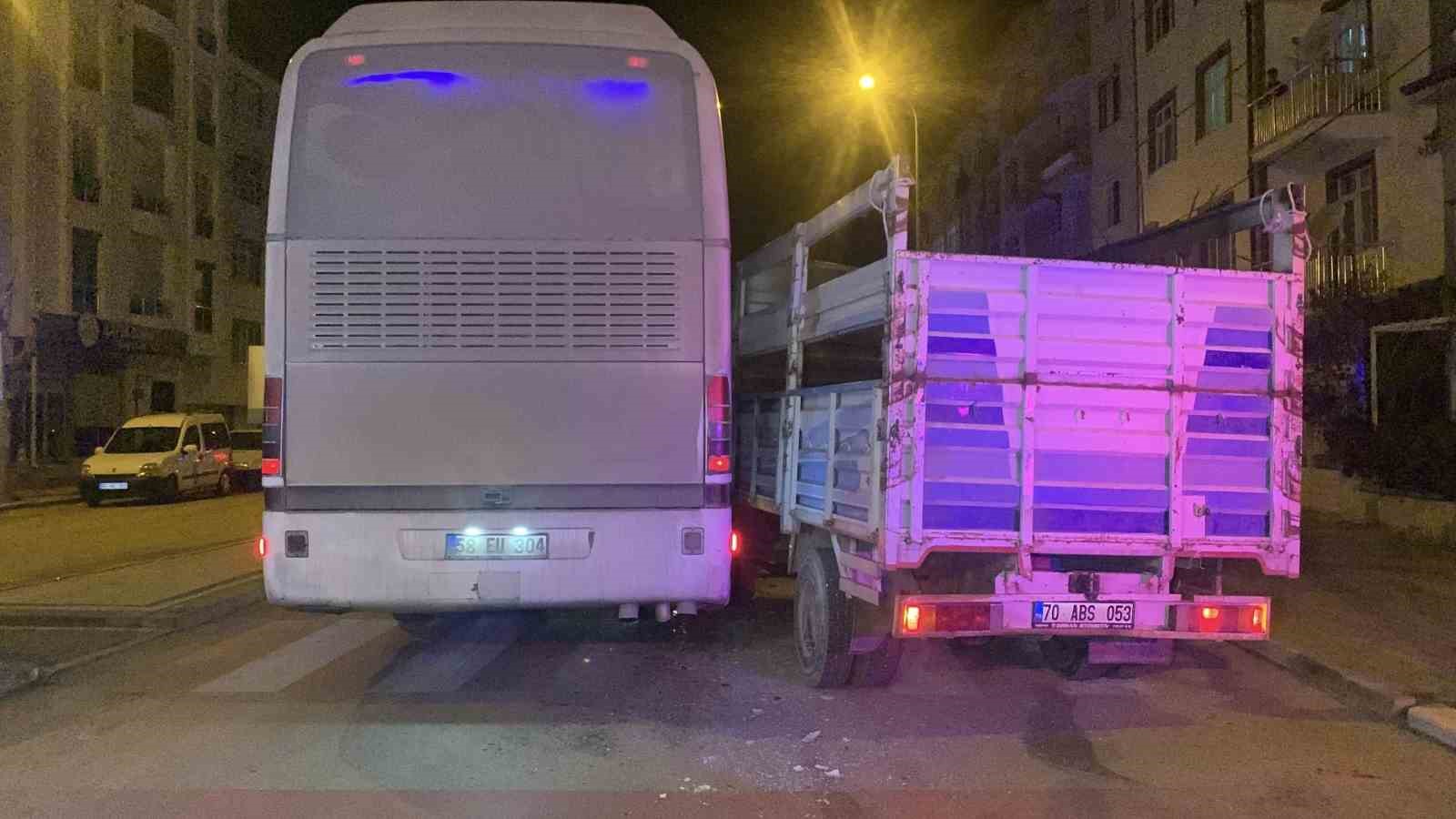 Kontrolden &ccedil;ıkan kamyonet, otob&uuml;s ve park halindeki ara&ccedil;lara &ccedil;arptı: 2 yaralı
