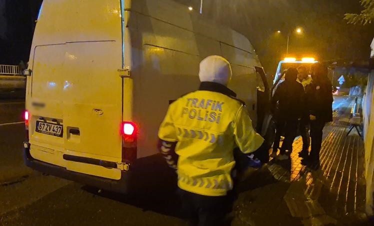 Polisten kaçan sürücü, aracını bırakıp 10 metre yükseklikteki köprüden atladı