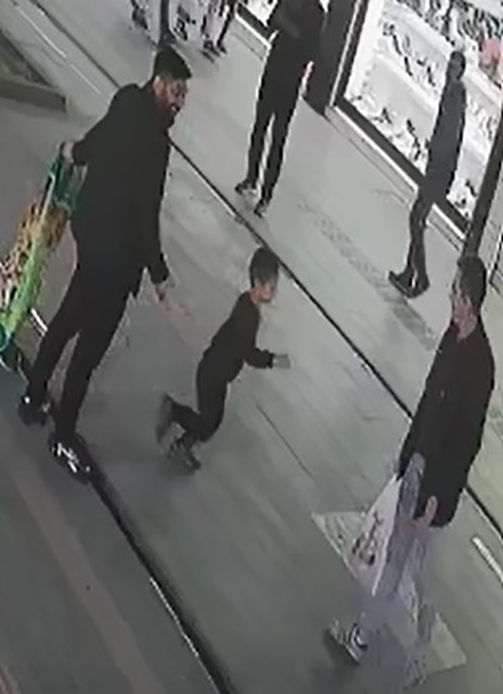 Çöpten aldığı çuvalla oynarken boğulma tehlikesi geçiren çocuğu vatandaşlar kurtardı
