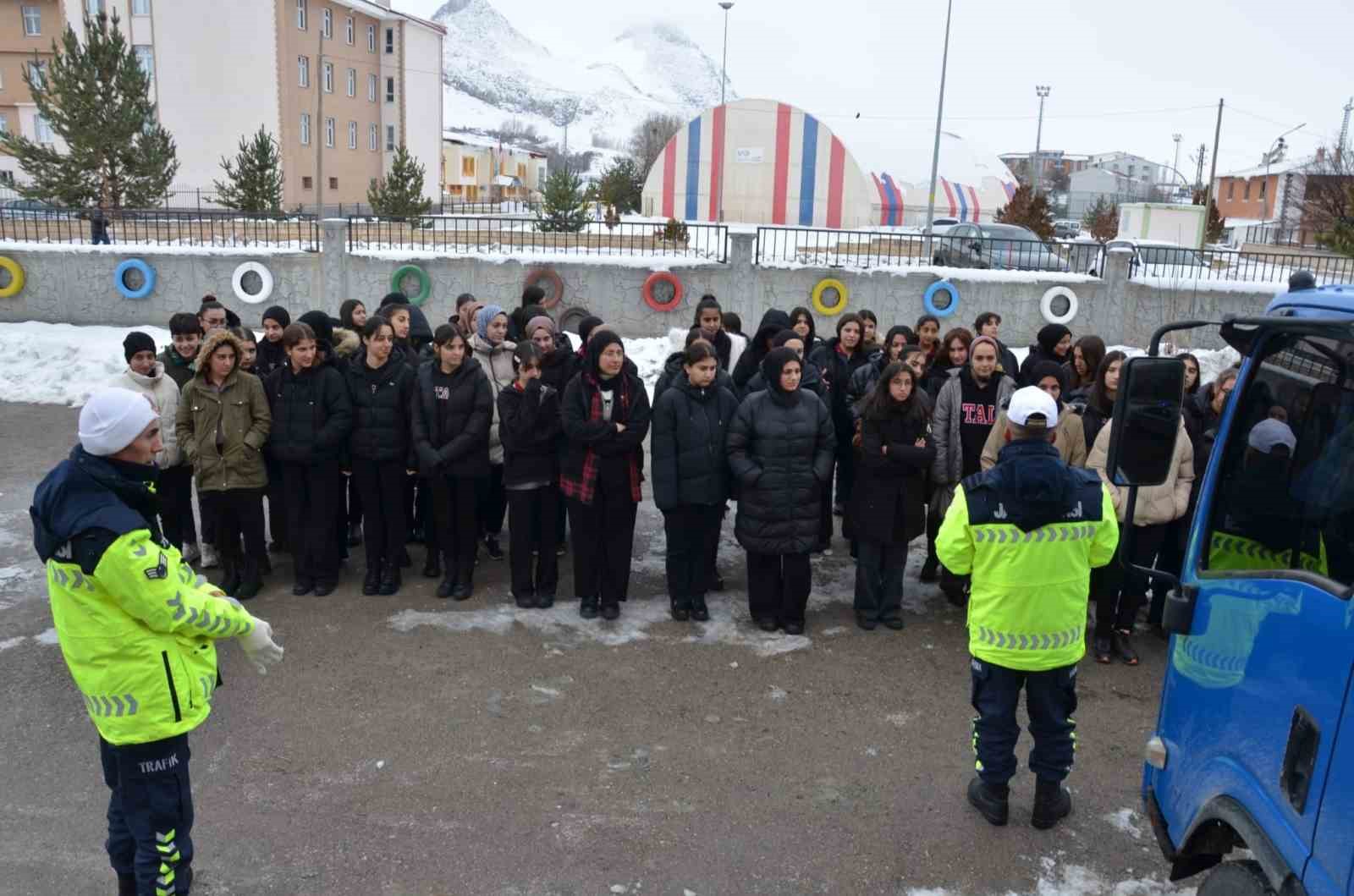 Tercan&rsquo;da emniyet kemerinin &ouml;nemi anlatıldı
