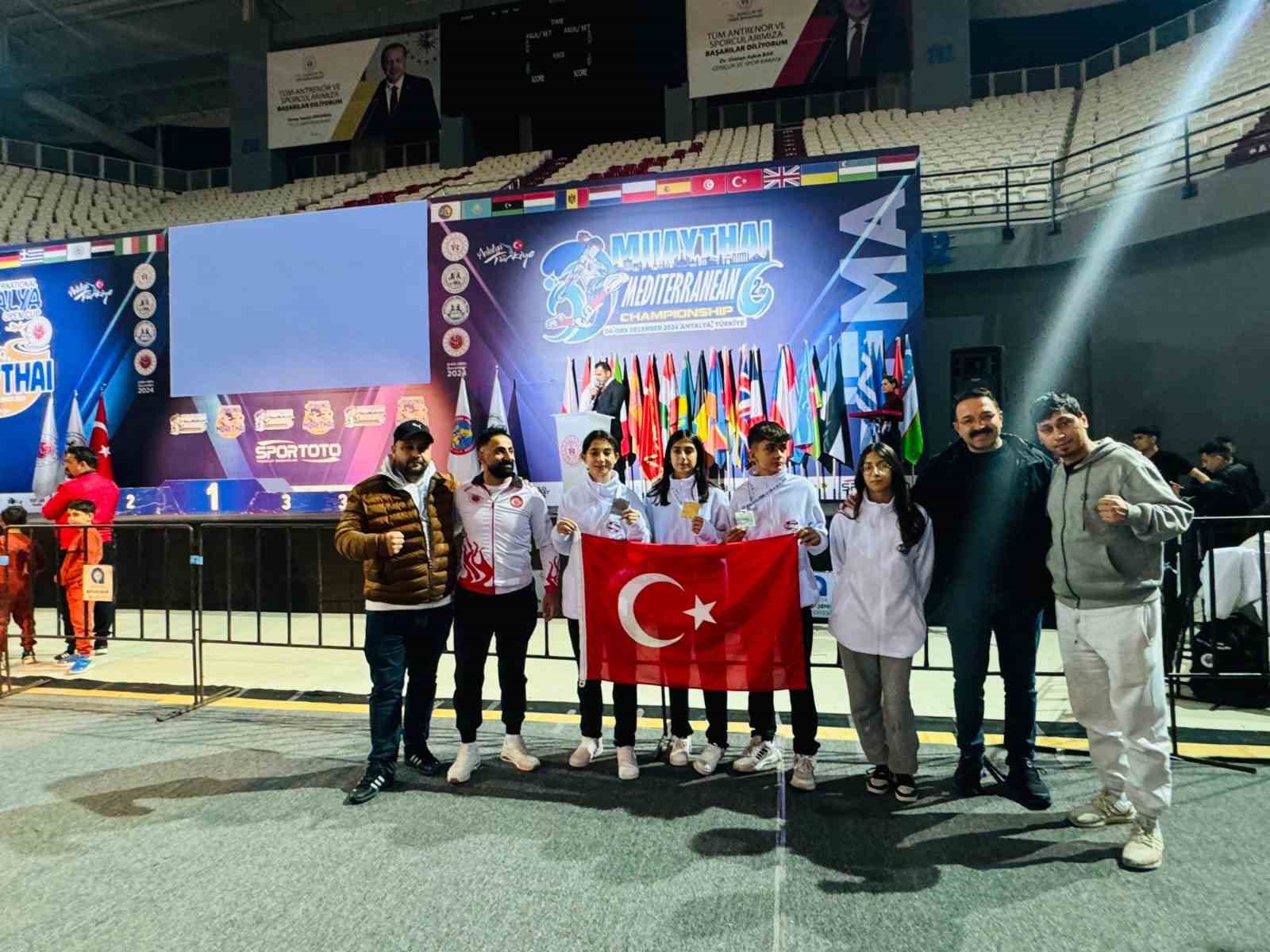 Emirdağ Güçlü Gençlik Spor Kulübü sporcuları, Antalya’dan madalya ile döndü