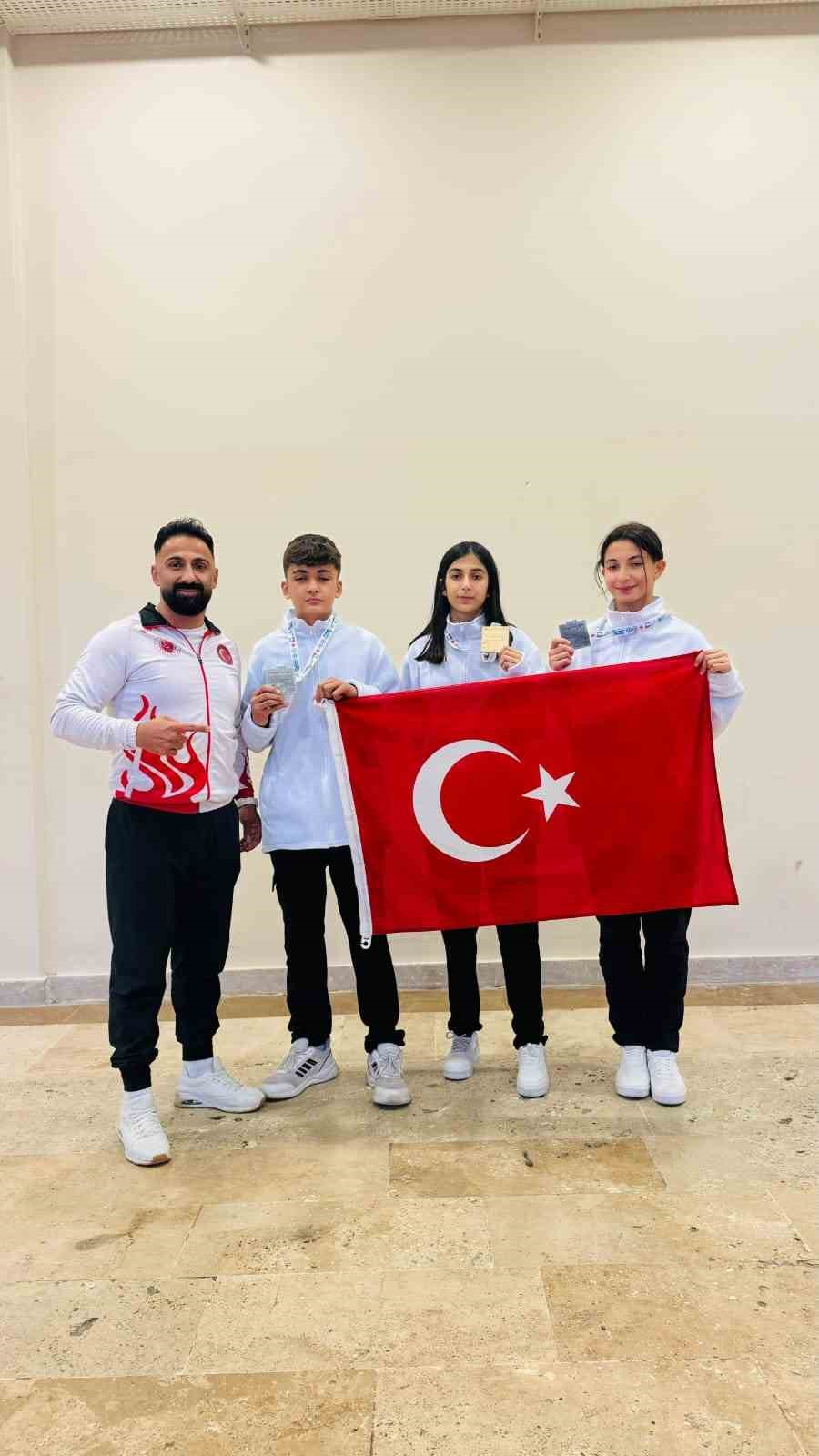 Emirdağ Güçlü Gençlik Spor Kulübü sporcuları, Antalya’dan madalya ile döndü

