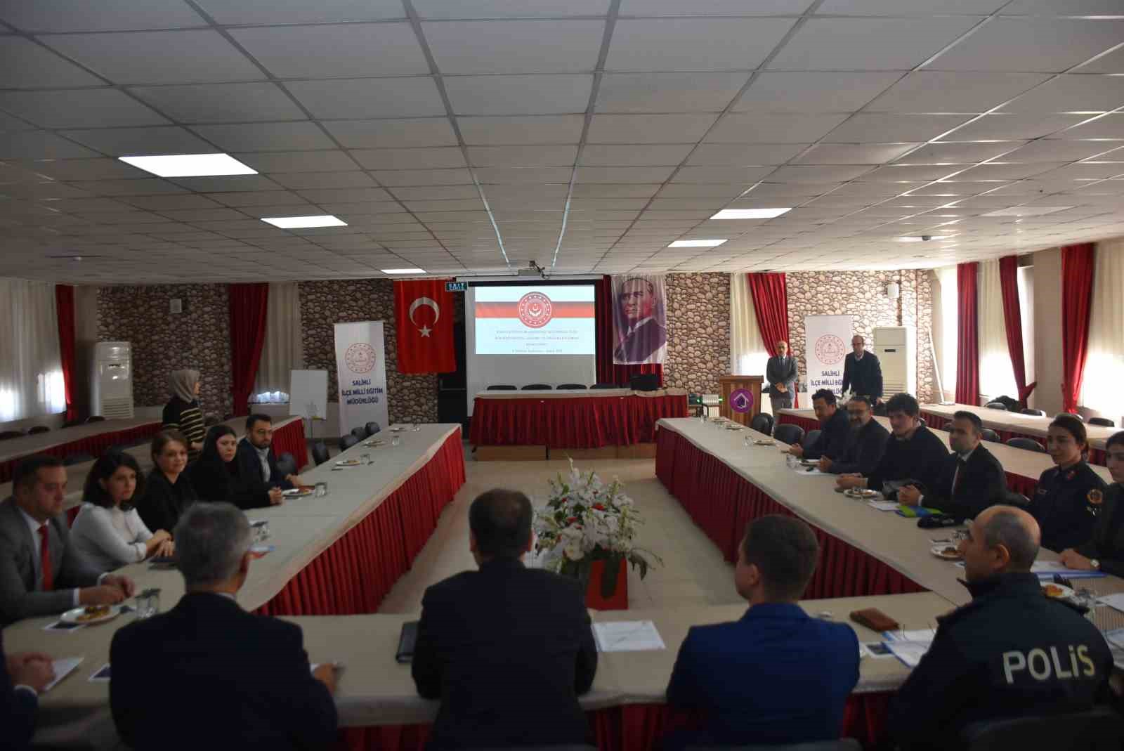 Salihli&rsquo;de kadına y&ouml;nelik şiddet masaya yatırıldı
