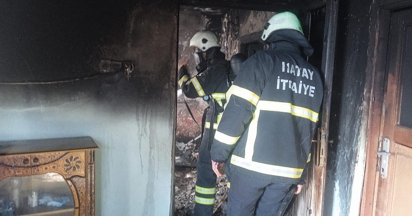 Kırıkhan’da yanan ev kullanılmaz hale geldi