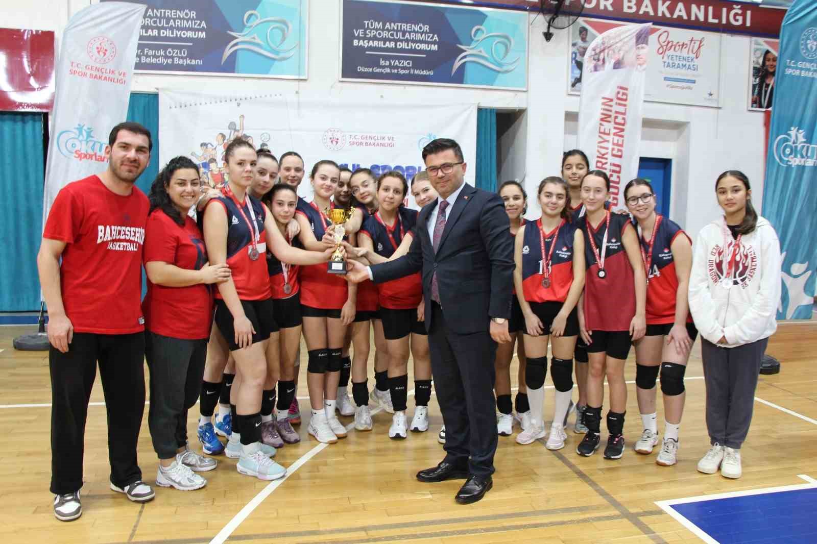 Yıldız kızlar voleybolda Hürriyet Ortaokulu birinci oldu