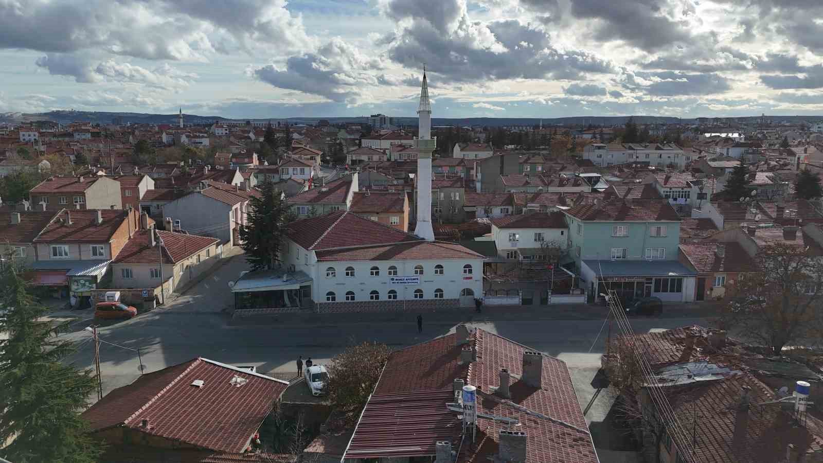 Eskişehir&rsquo;deki Yavuz Camii&rsquo;nin duvarına &ldquo;Bence affeder, gel konuş istersen&rdquo; pankartı asıldı
