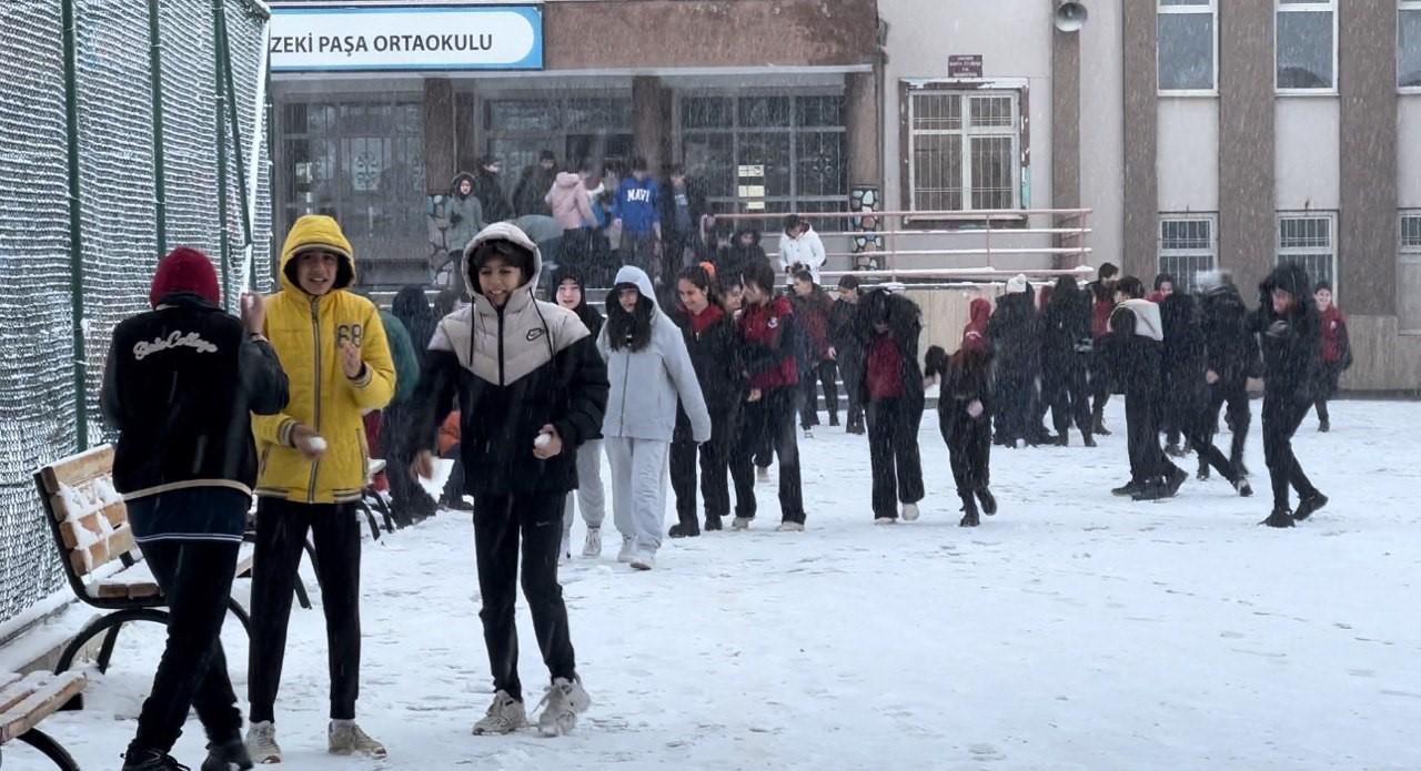 Erzincan’da okullarda kartopu şenliği yaşandı