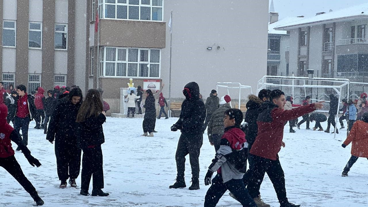 Erzincan&rsquo;da okullarda kartopu şenliği yaşandı
