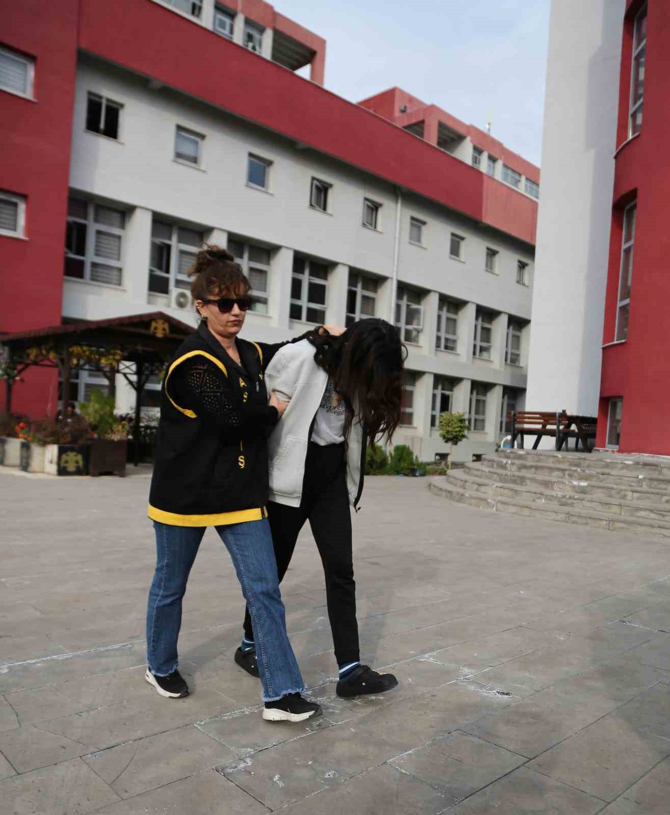 Adana&rsquo;da sokak ortasında işlenen cinayetin faili 1&rsquo;i kadın 4 ş&uuml;pheli tutuklandı
