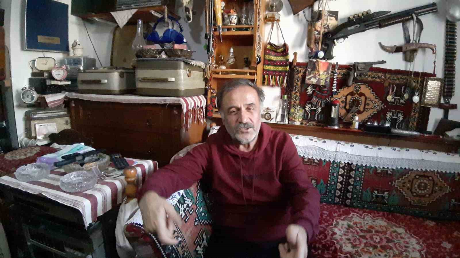 Evini müzeye çevirdi
