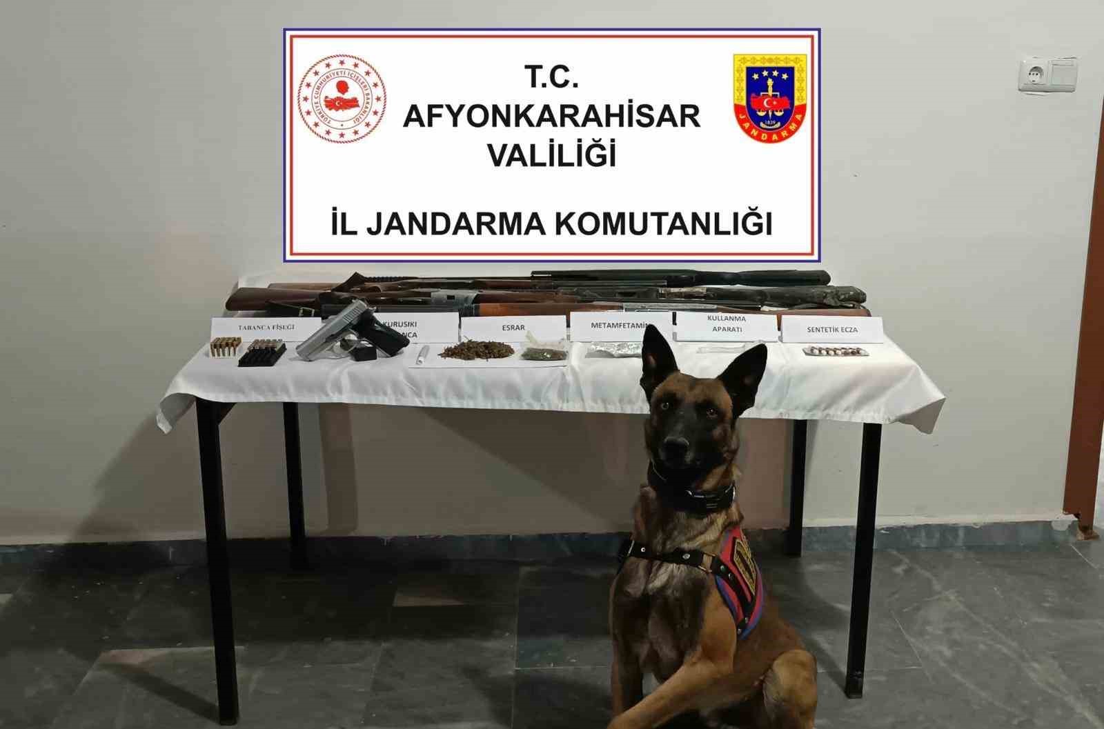 Afyonkarahisar’da araçta uyuşturucu kullananlar yakalandı