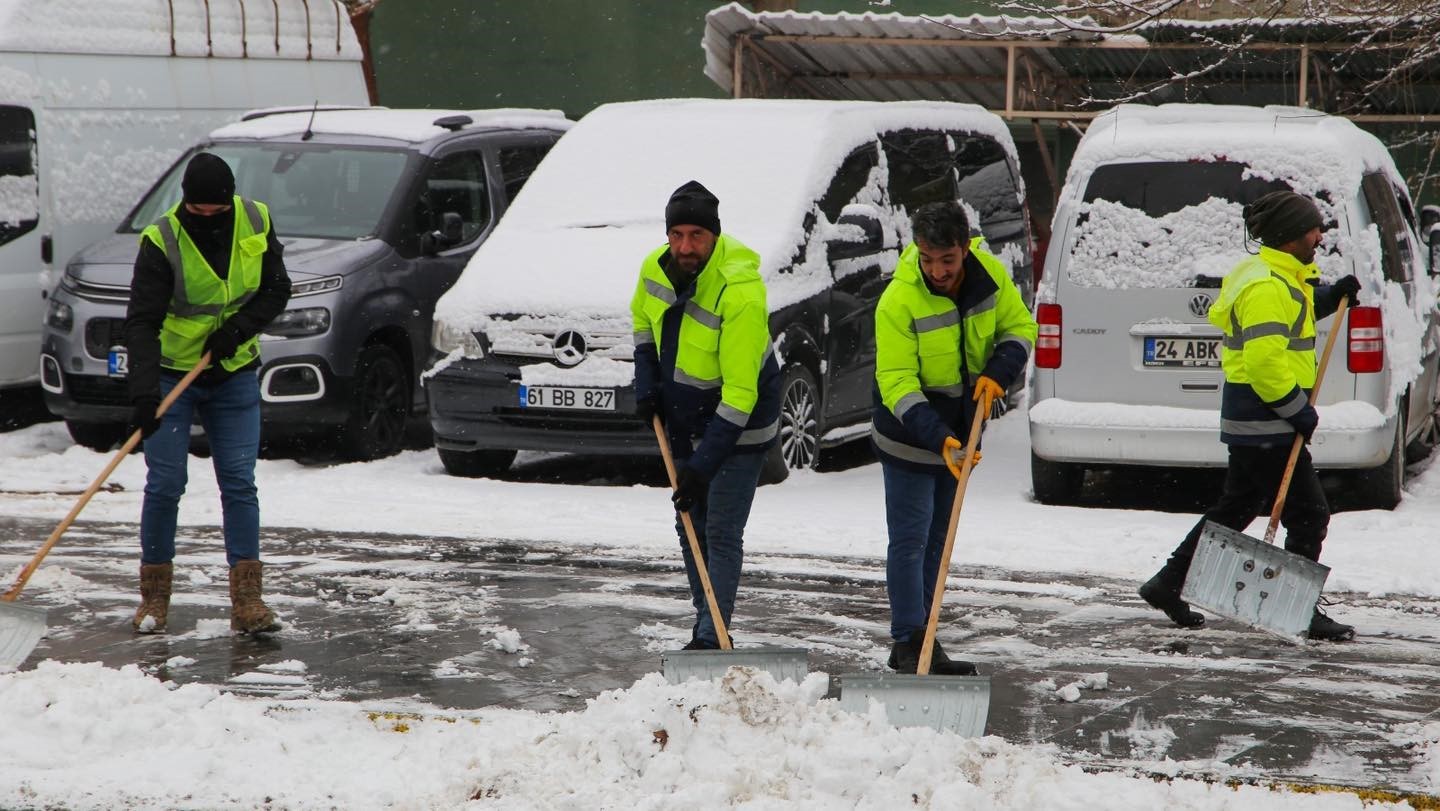Erzincan şehir merkezinde karla m&uuml;cadele devam ediyor
