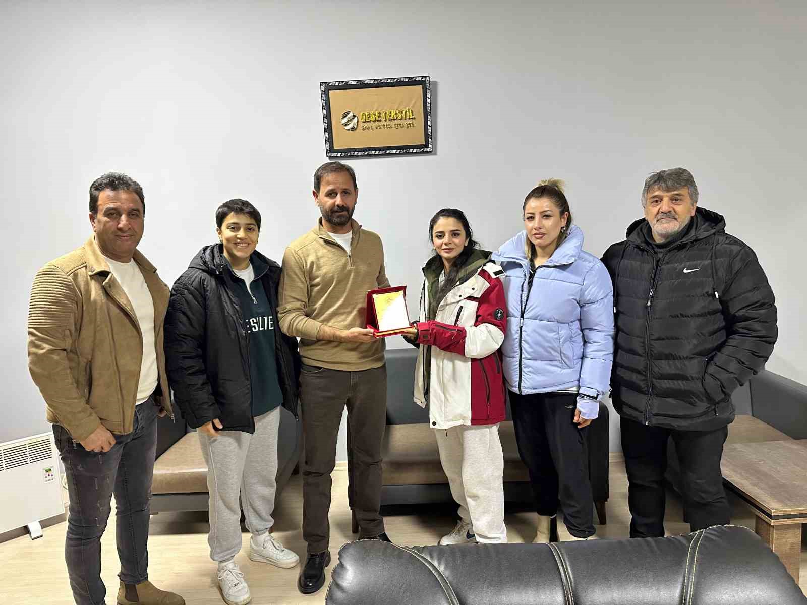 Ağrı Kadın Futbol Takımı’ndan destekçisine teşekkür plaketi