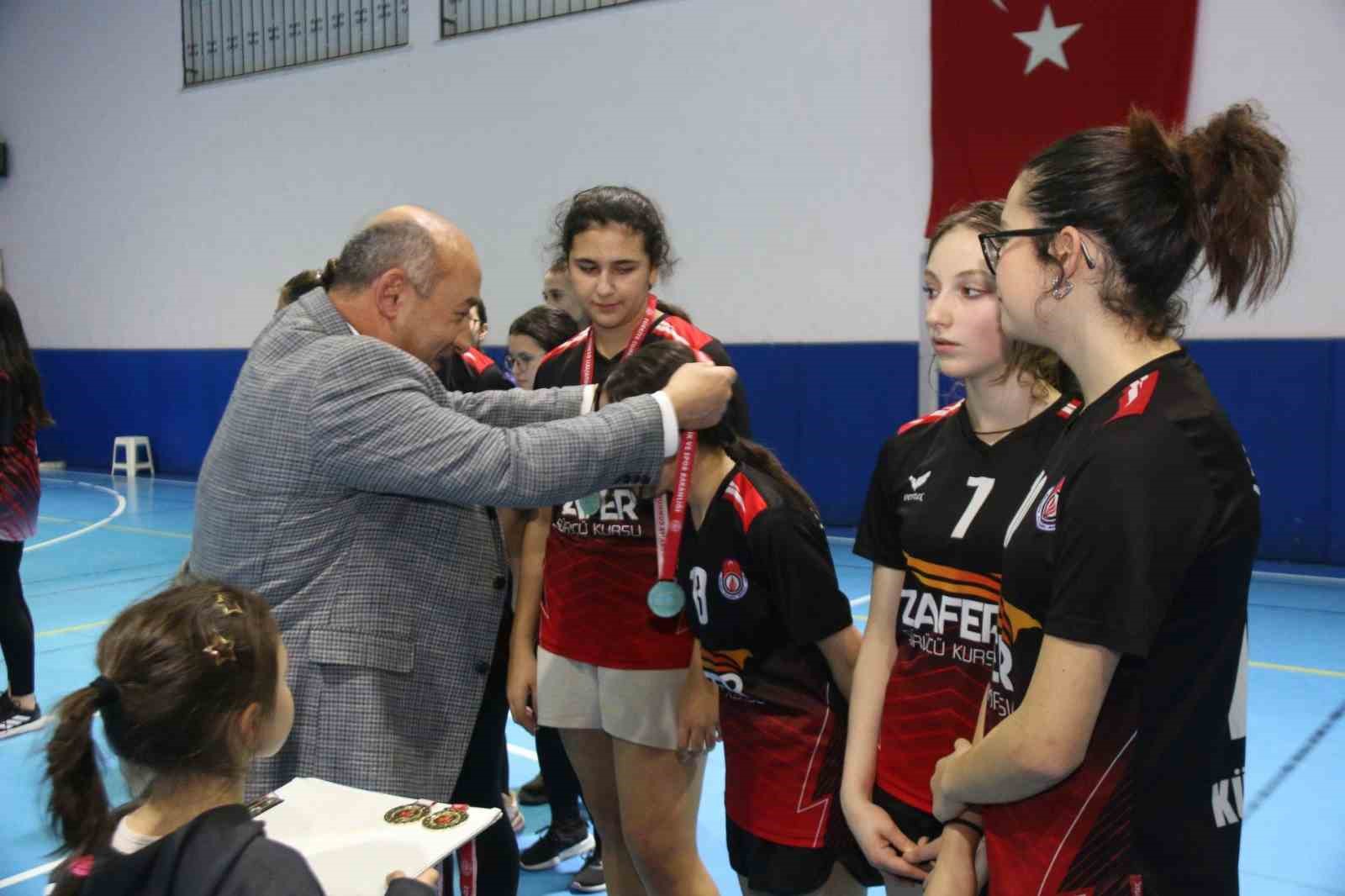 Kütahya’da ’Kız Öğrenciler Arası Badminton Turnuvası’nda şampiyonlar ödüllerini aldı