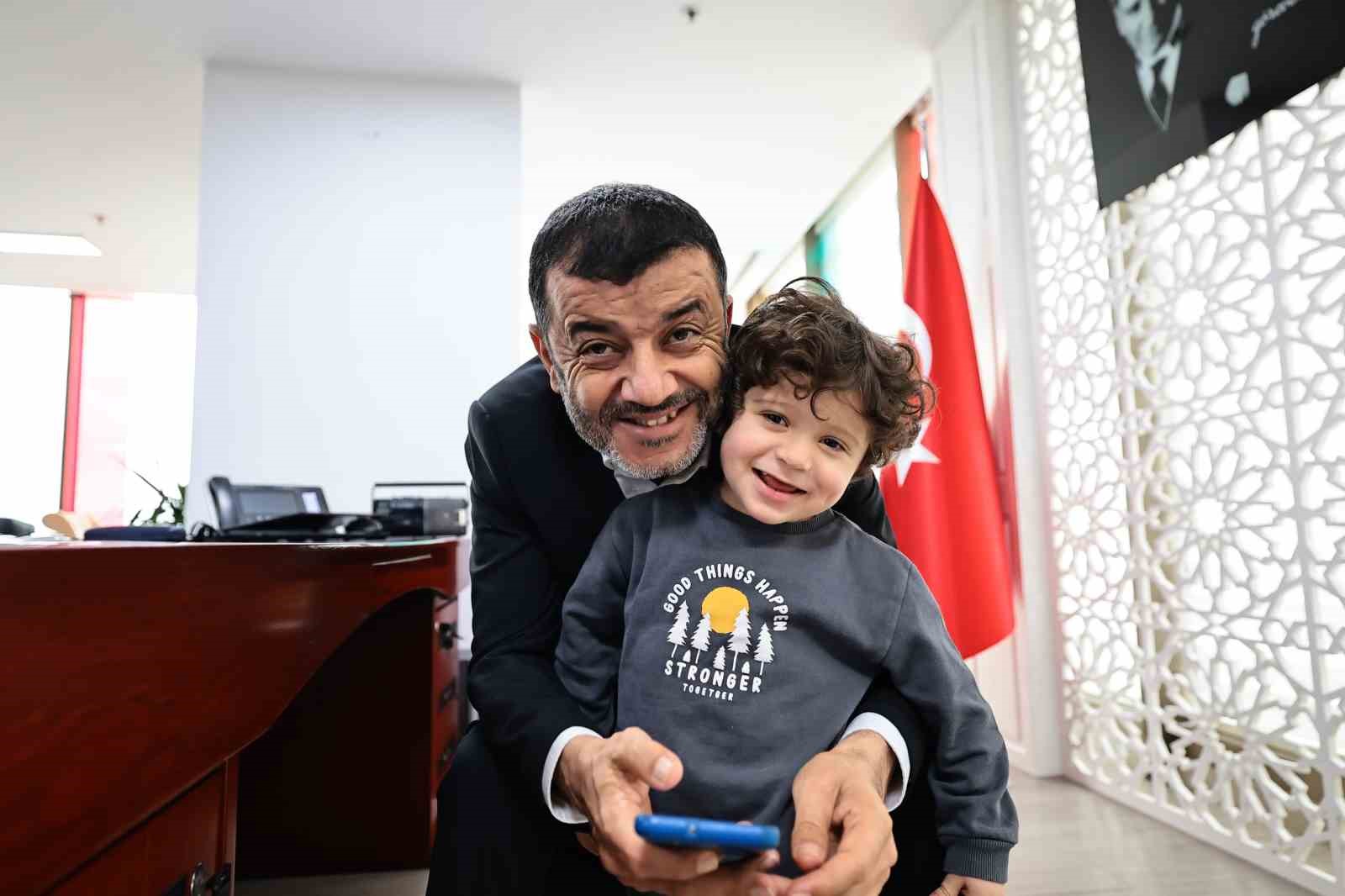 Minik Faruk’u makamında ağırlayan Başkan Çavuşoğlu kas hastalıklarına dikkat çekti