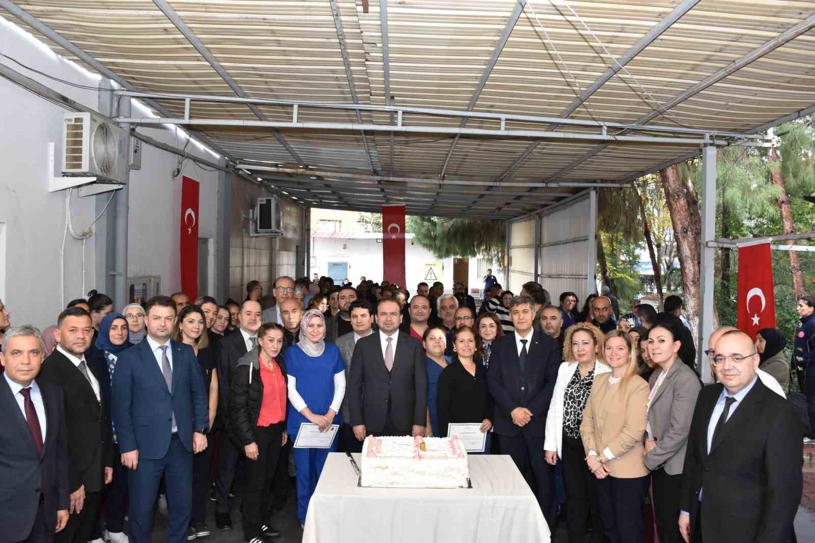 Atat&uuml;rk Devlet Hastanesi&rsquo;nde personellere teşekk&uuml;r belgesi verildi
