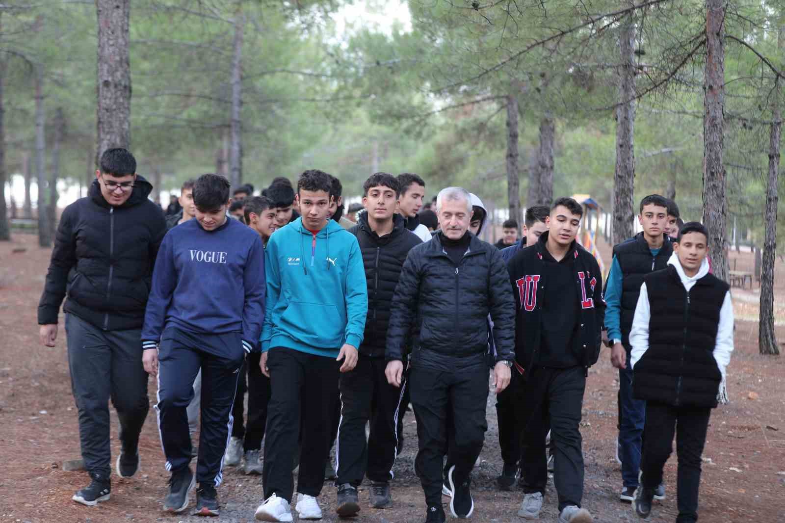 Tahmazoğlu gen&ccedil;lerle y&uuml;r&uuml;y&uuml;ş yaptı
