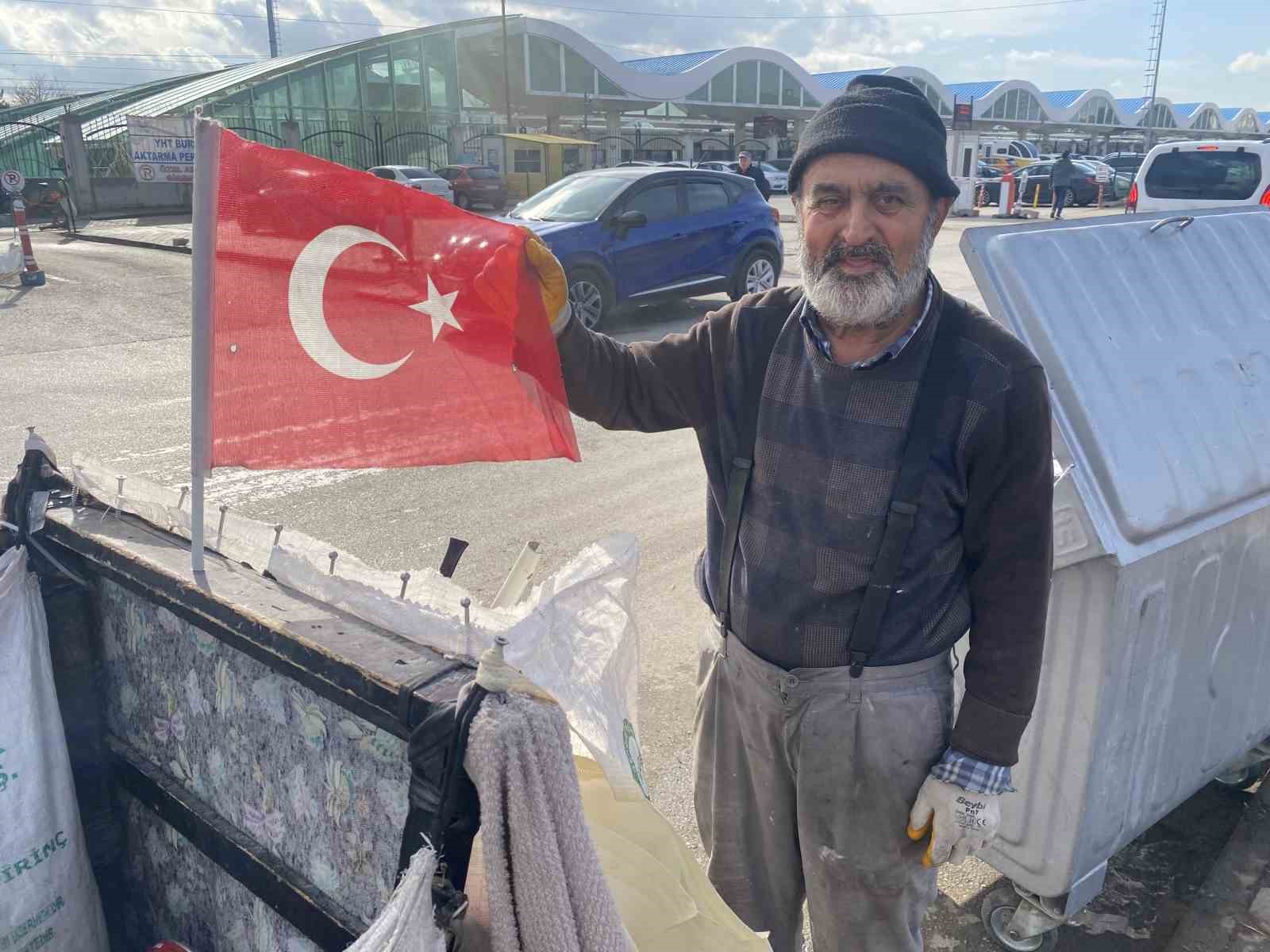 Çöpe atılan Türk bayraklarını toplayıp bisikletinde dalgalandırıyor