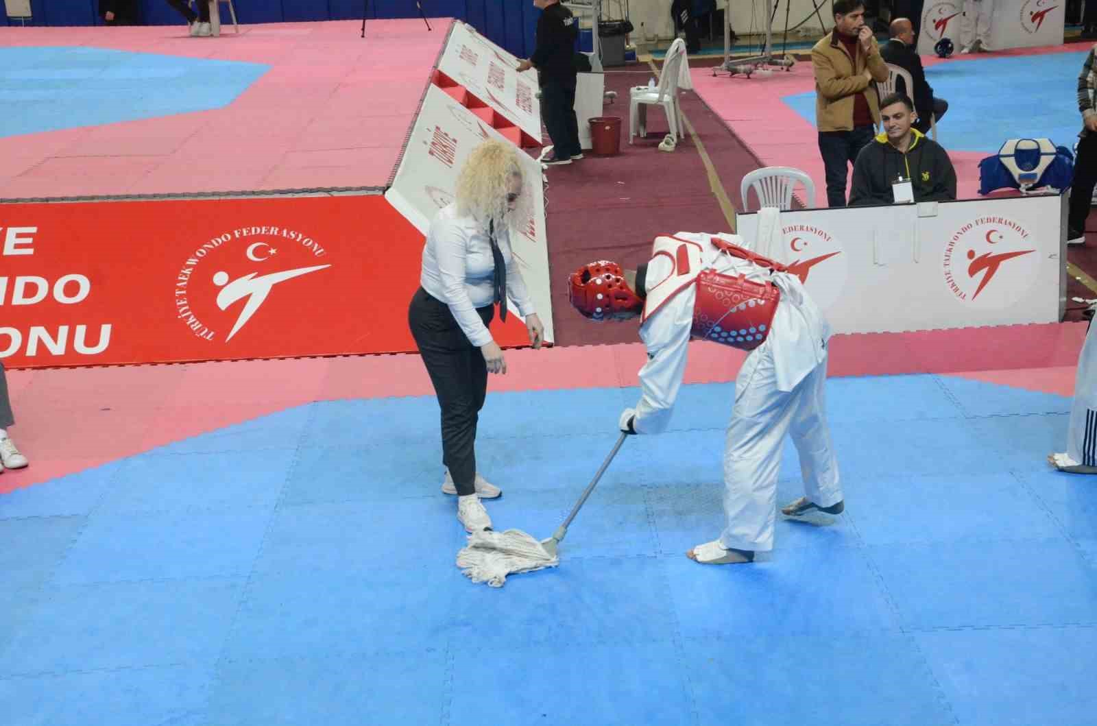 Milli sporcu müsabakayı bıraktı, piste paspas attı