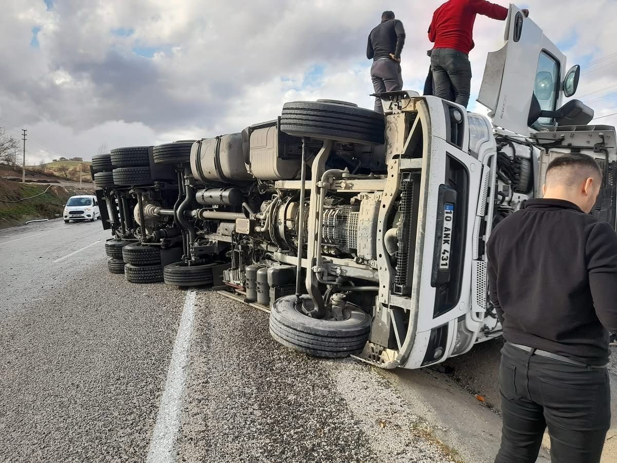 Tır kayganlaşan yolda devrildi; 1 yaralı