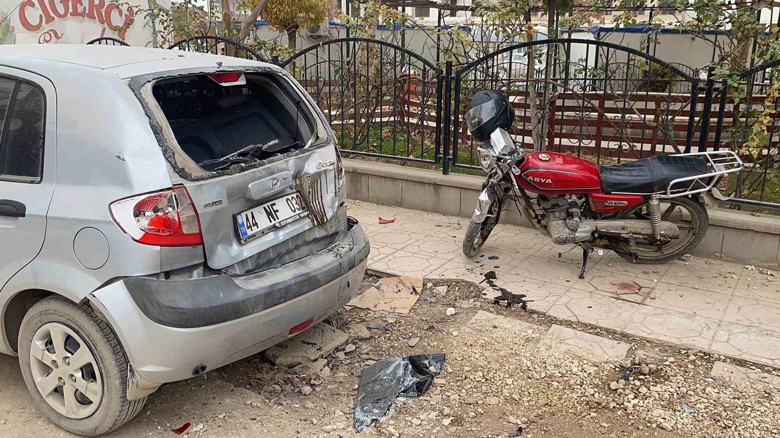 Motosiklet park halindeki otomobile çarptı: 2 yaralı
