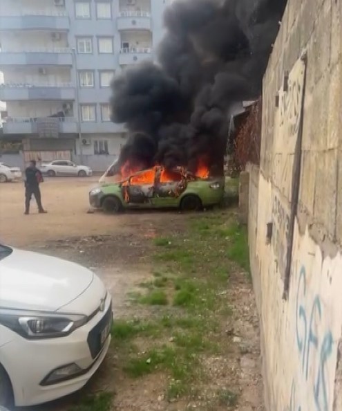 Park halindeki otomobil alev alev yanarak kullanılamaz hale geldi
