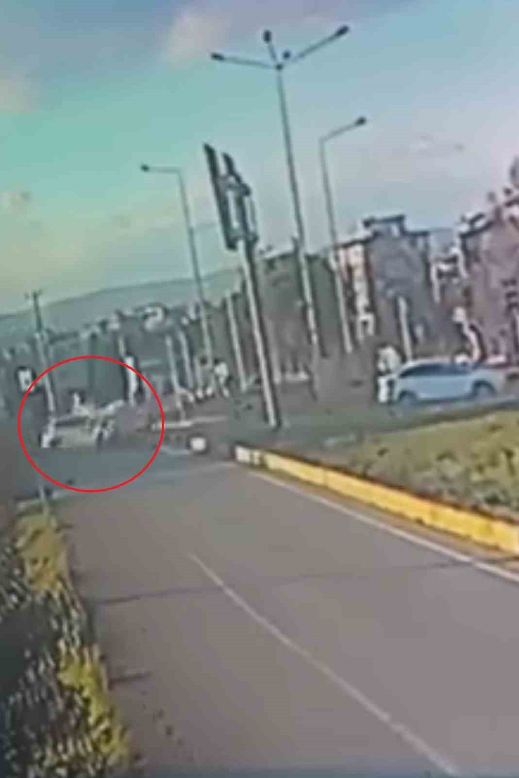 Bursa&rsquo;da kırmızı ışık ihlali 1 kişinin &ouml;ld&uuml;ğ&uuml; kaza anı kamerada
