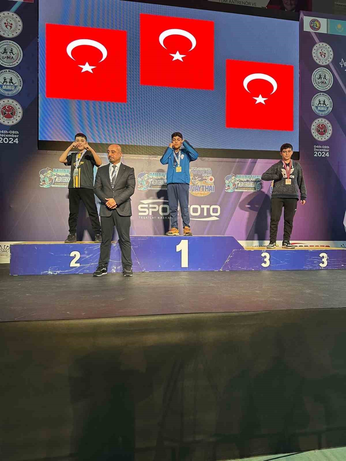 Muay Thai&rsquo;de T&uuml;rk Bayrağını dalgalandırdılar

