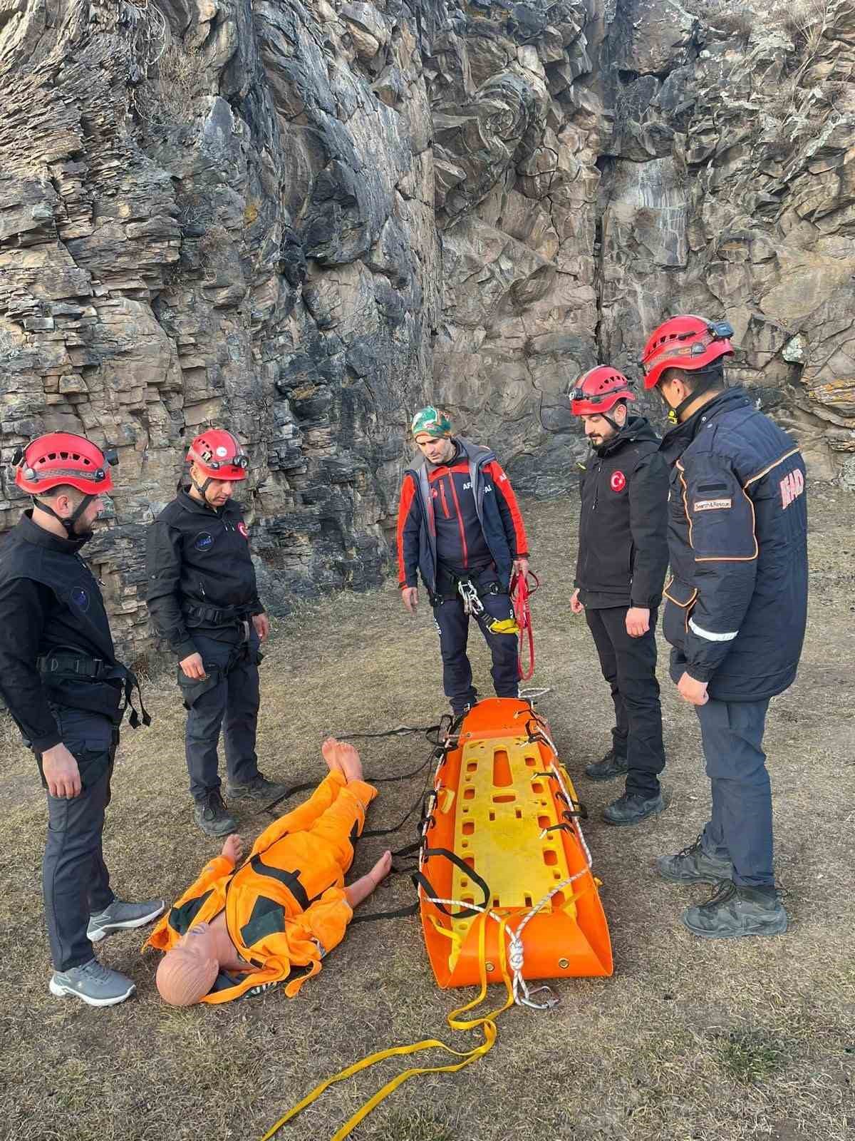 Kars AFAD&rsquo;dan tırmanış ve sedye ile yaralı indirme eğitimi
