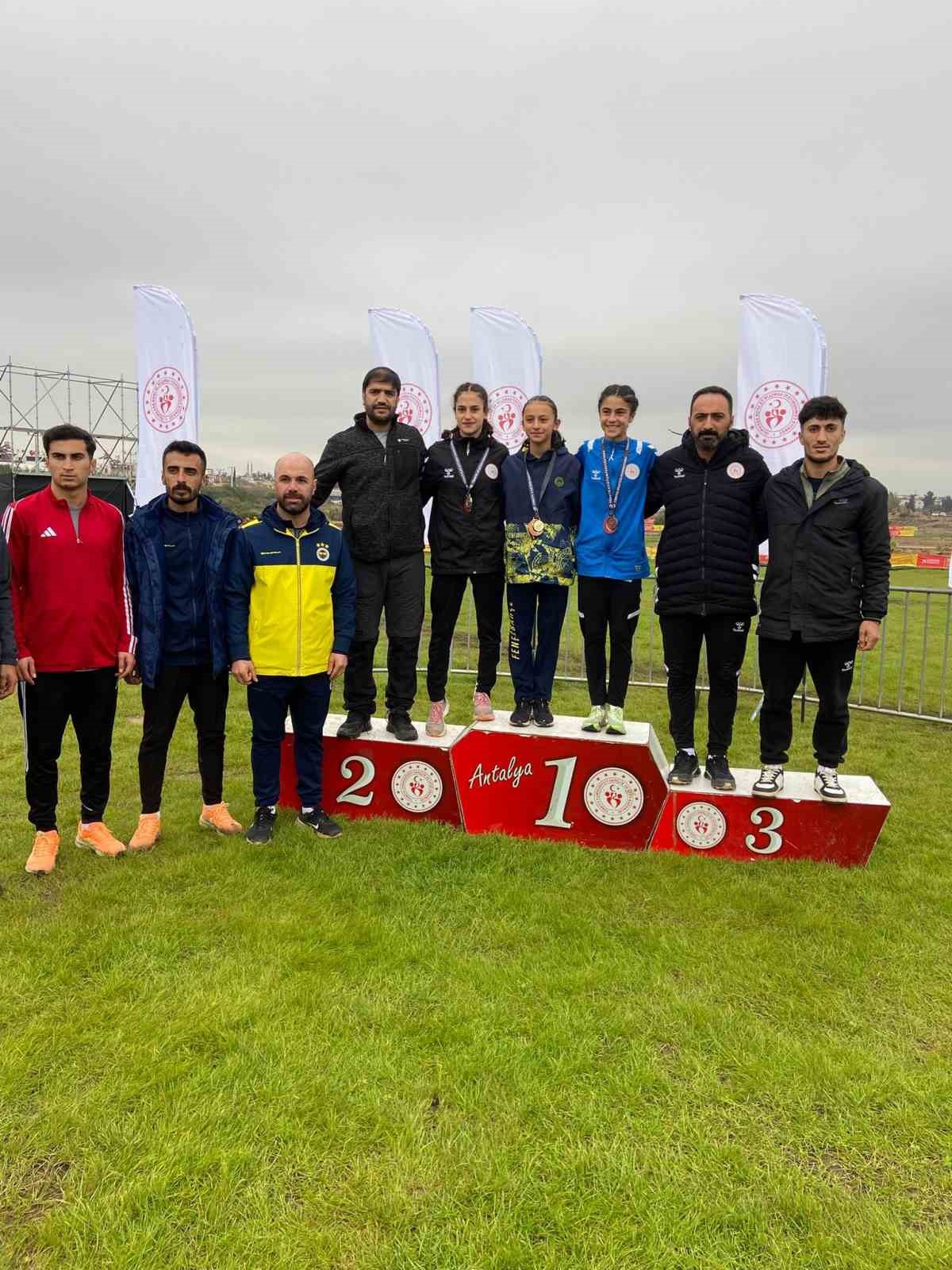 Antalya&rsquo;da r&uuml;zgar gibi estiler
