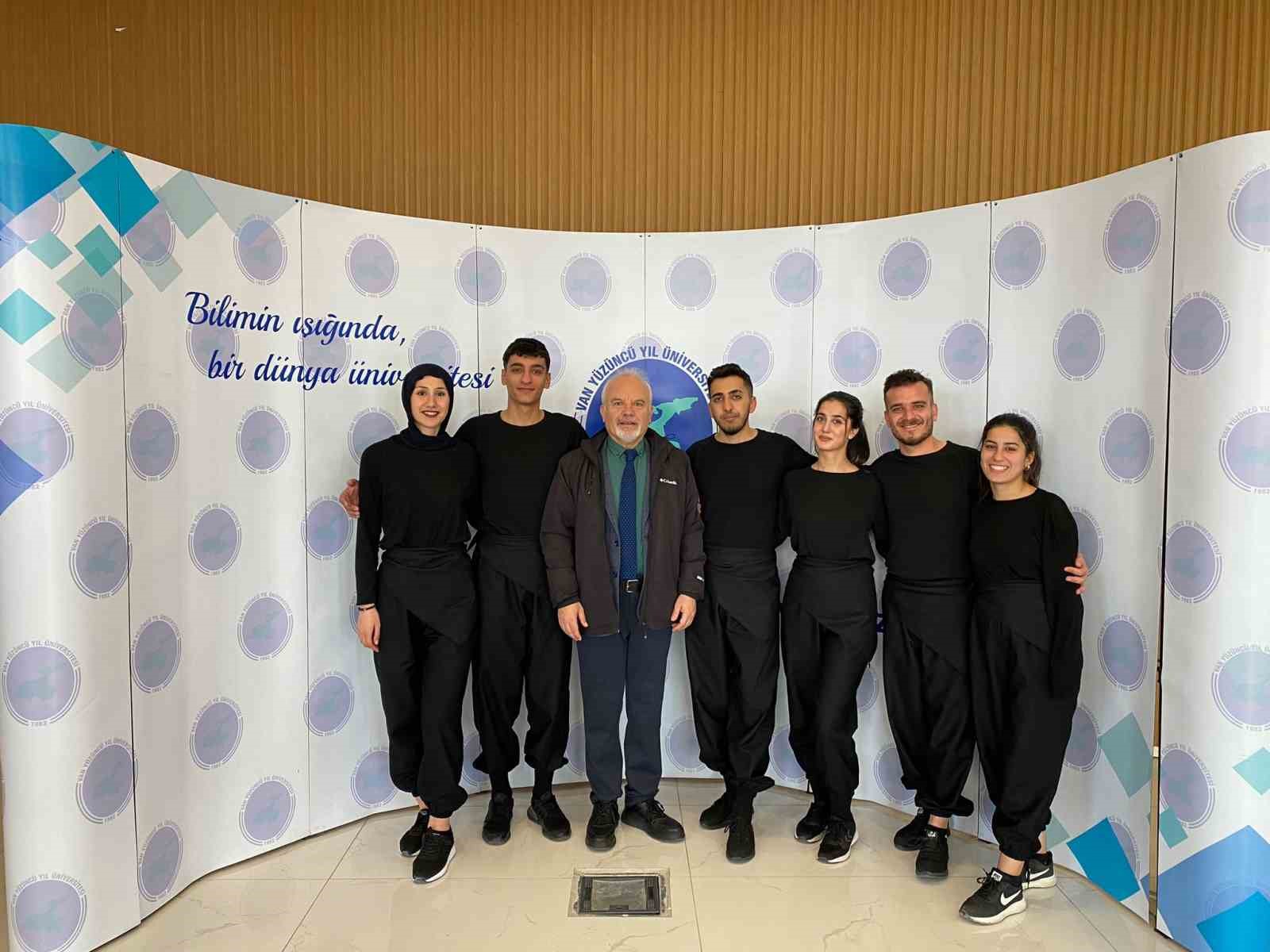 Van YY&Uuml; &ouml;ğrencilerinden Dabke g&ouml;sterisi
