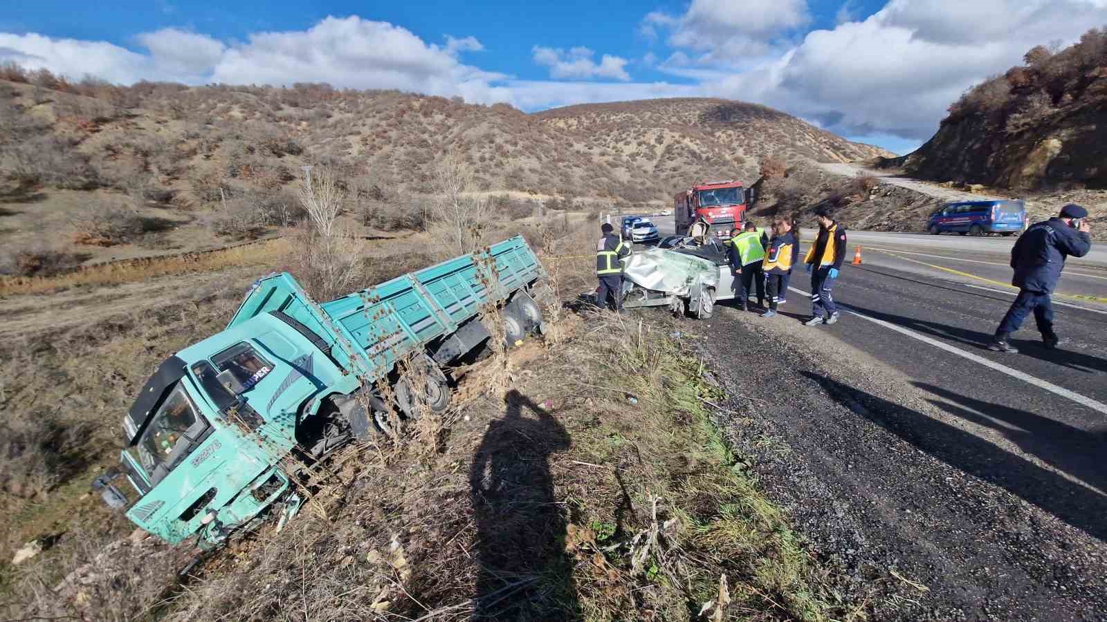 &Ccedil;orum&rsquo;da kamyonla &ccedil;arpışan otomobil hurdaya d&ouml;nd&uuml;, 2 kişi &ouml;ld&uuml;
