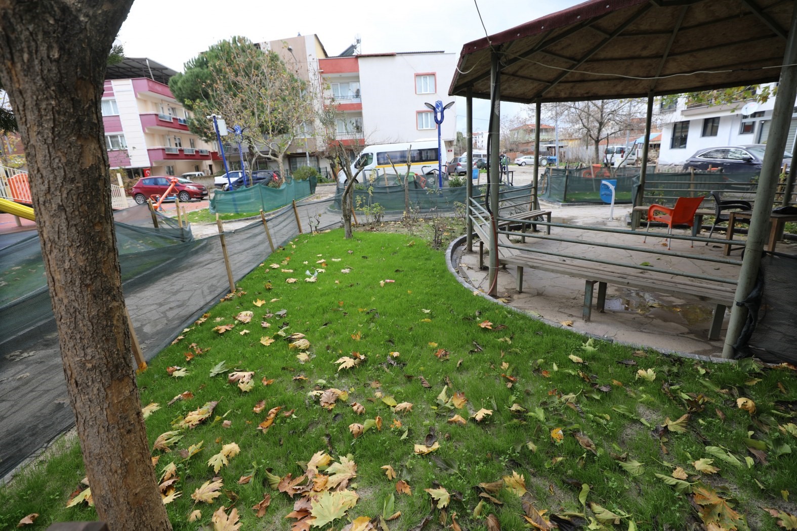 Yunusemre ile Muradiye&rsquo;de parklar yeşillendi
