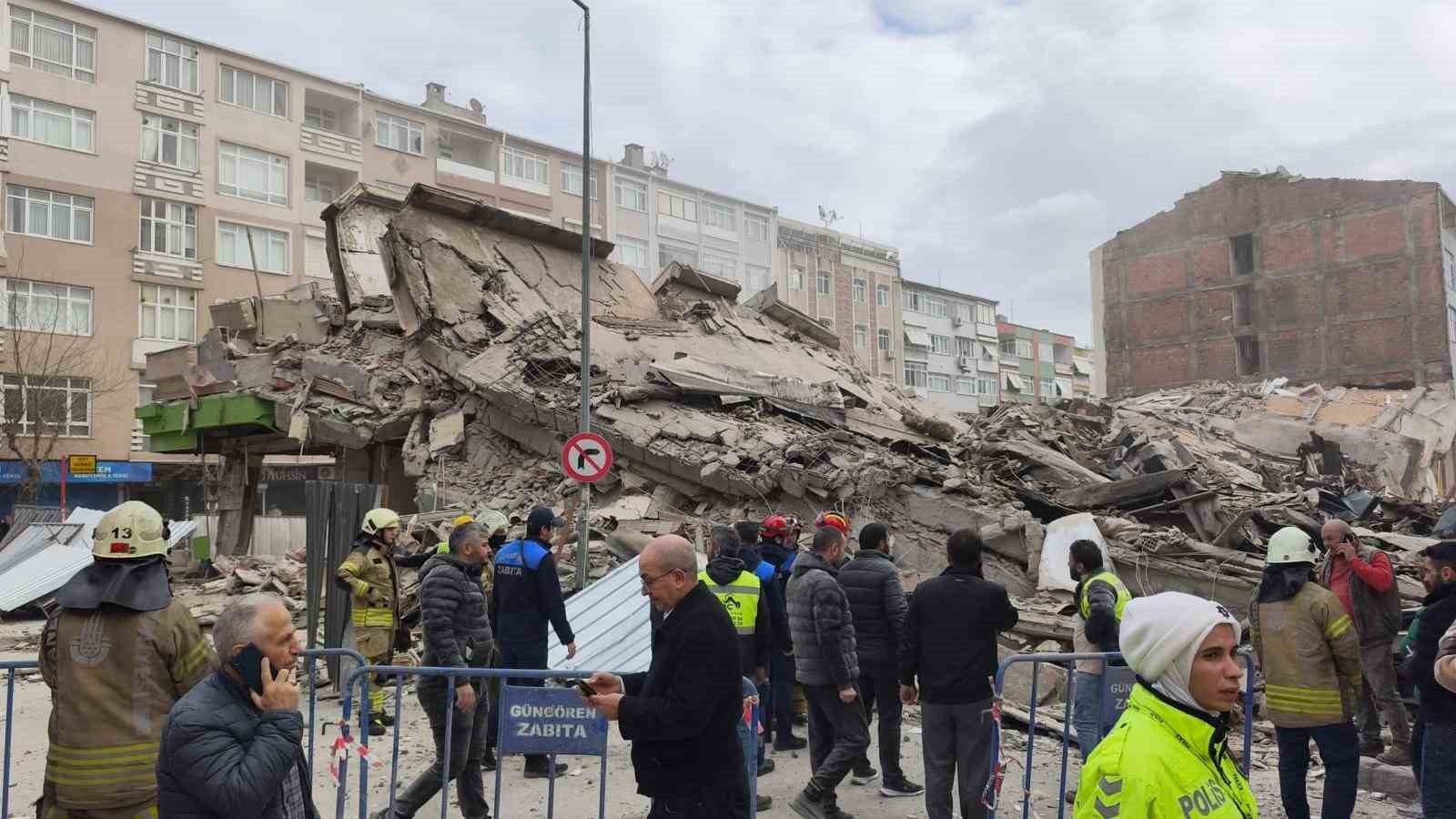 G&uuml;ng&ouml;ren&rsquo;de kentsel d&ouml;n&uuml;ş&uuml;m kapsamında yıkımı yapılan bina &ccedil;&ouml;kt&uuml;
