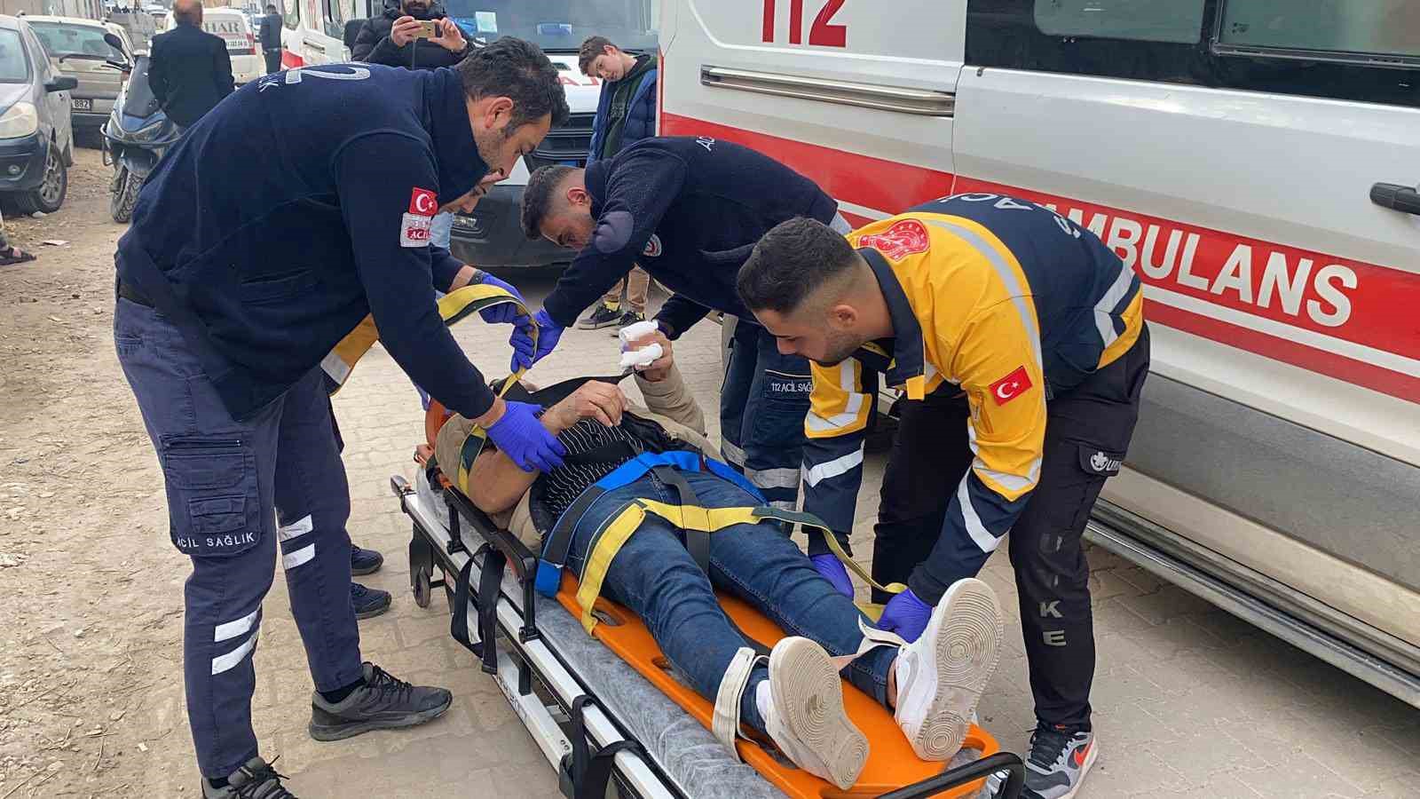 Motosiklet park halindeki otomobile çarptı: 2 yaralı