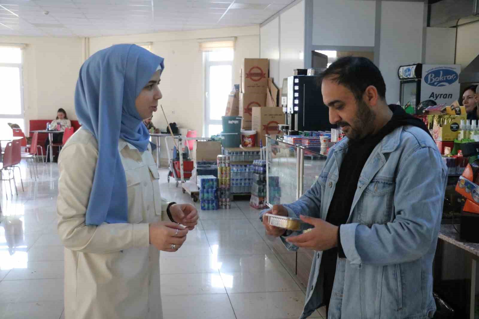 Suriyeli &ouml;ğrenci Baas rejiminin devrilmesini tatlı dağıtarak kutladı
