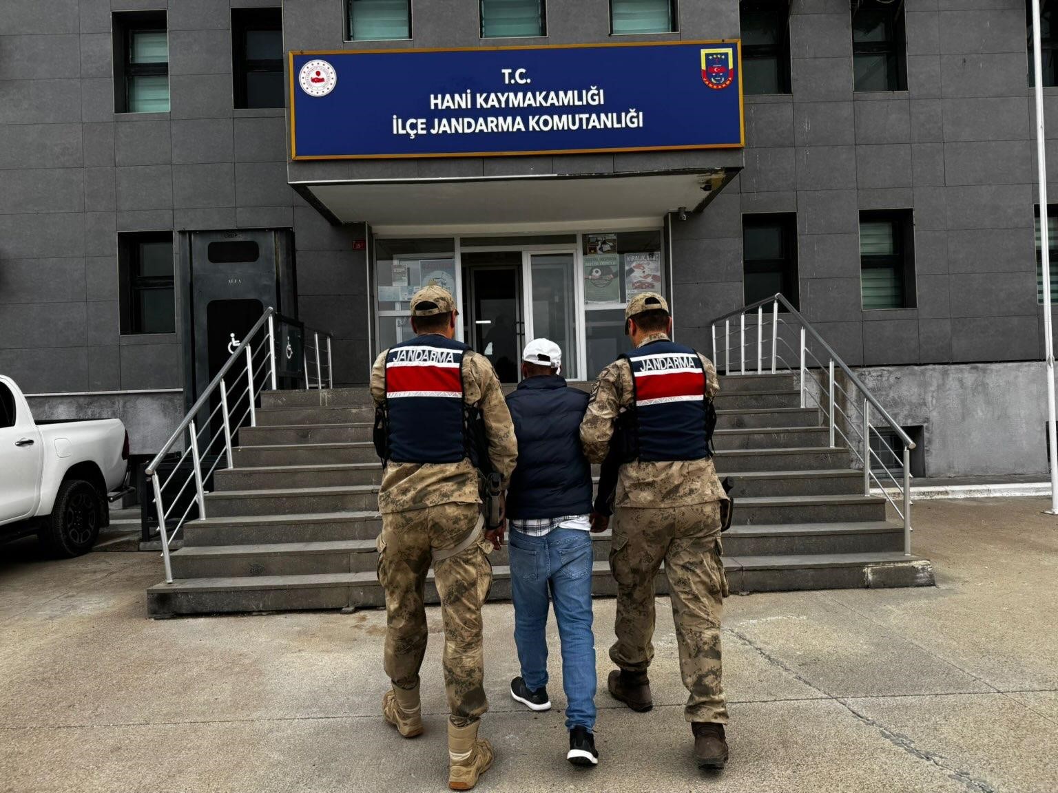 Diyarbakır&rsquo;da firari zanlılar JASAT tarafından yakalandı
