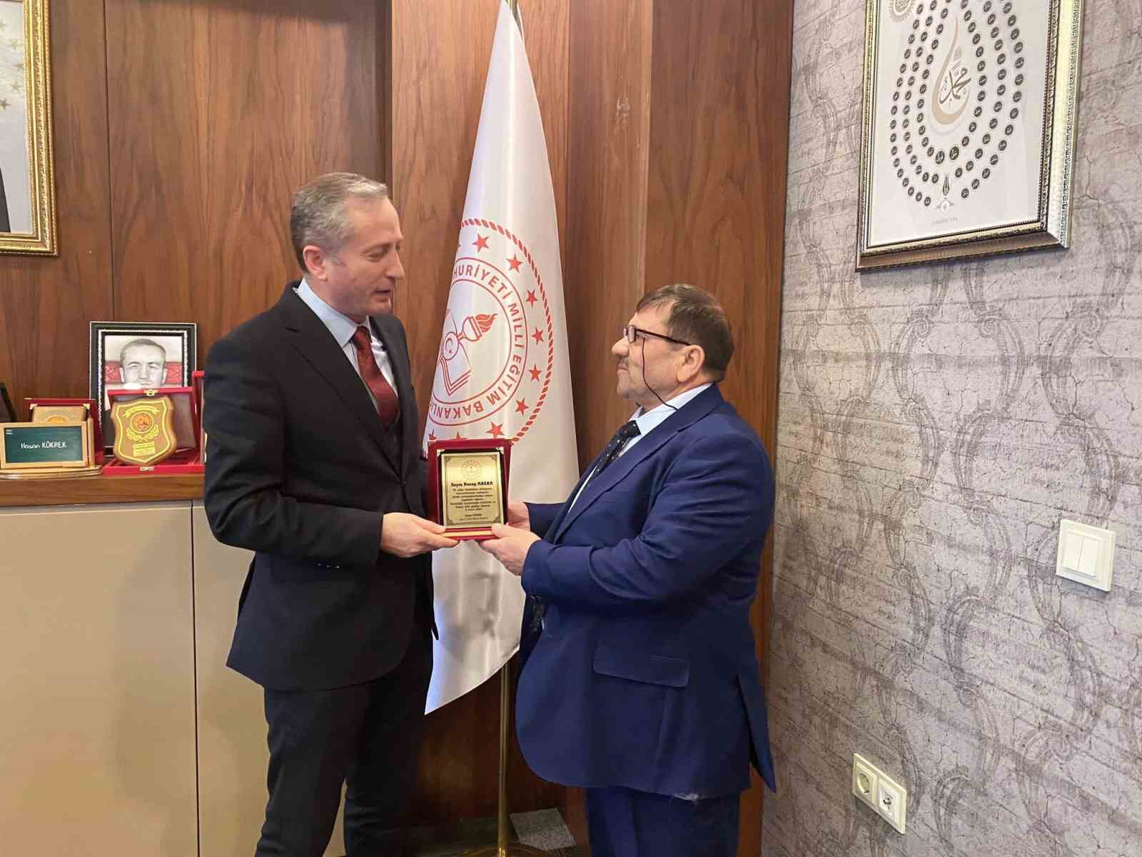 Ağrı&rsquo;da 45 yıl g&ouml;rev yapan eğitimci emekliye ayrıldı

