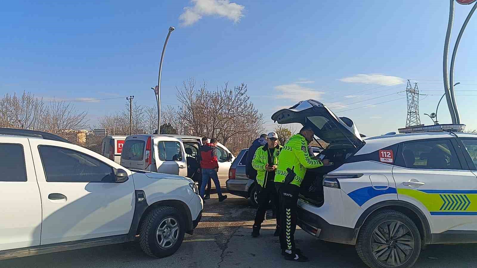 Bulgaristan’dan gelen ikiz plakalı araç Türk polisine takıldı: 2 gözaltı