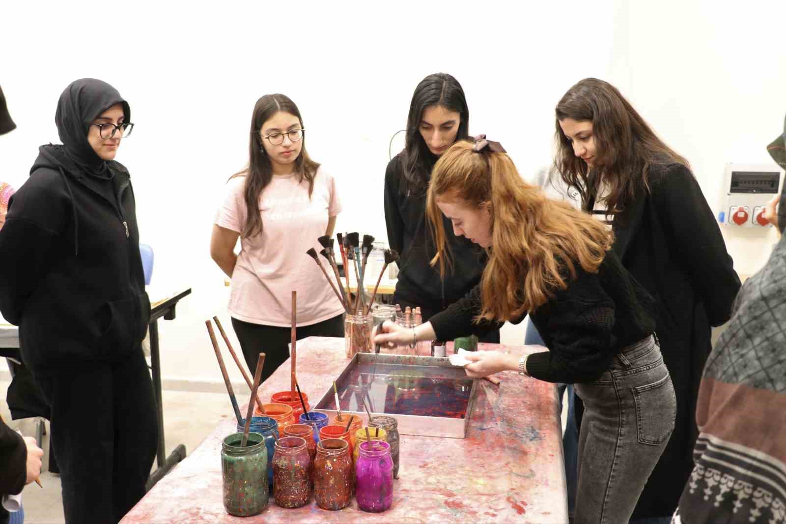 Muş’ta gençler için kültür-sanat atölyeleri devam ediyor