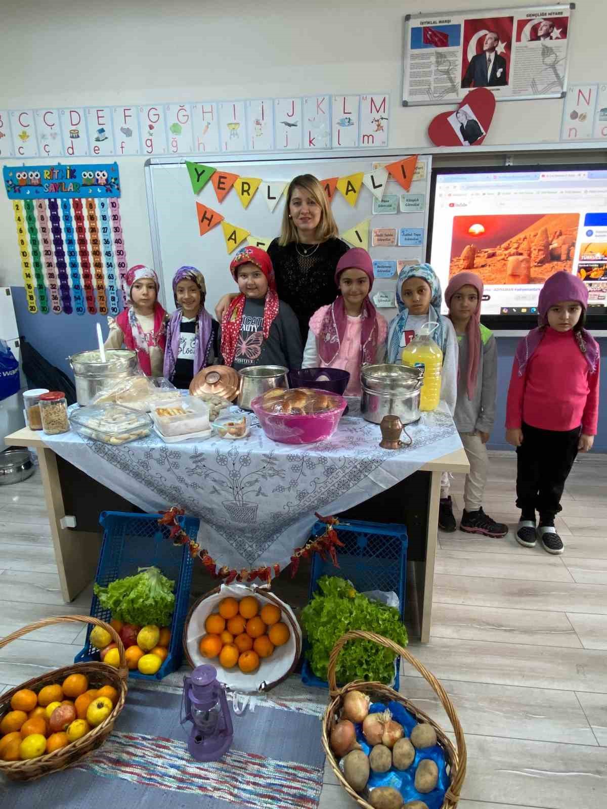 Eskişehir Vali M&uuml;nir Raif G&uuml;ney İlkokulu&rsquo;nda &lsquo;Tutum, Yatırım ve Yerli Malı Haftası&rsquo; kutlaması
