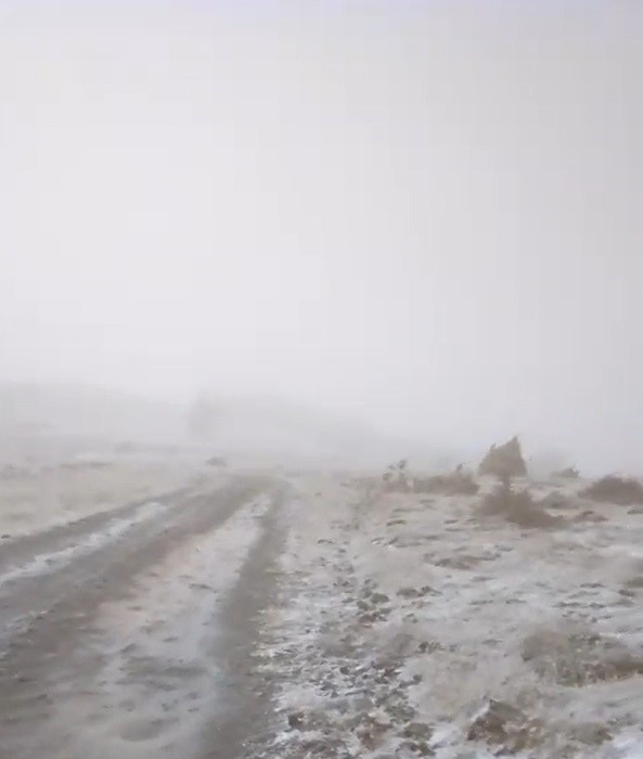 Eskişehir’in kırsal mahallesinde kar yağışı başladı